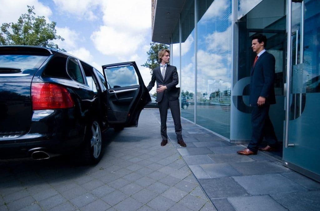 Auto leasen en privéchauffeur worden: de voordelen